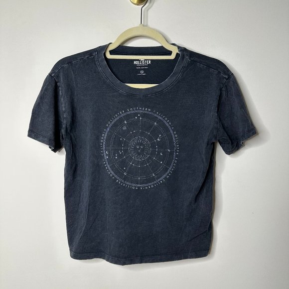 Hollister Tops - Hollister Grey Short Sleeve Cropped Graphic Shirt Women's XS